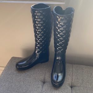 Black quilted hunter rain boots